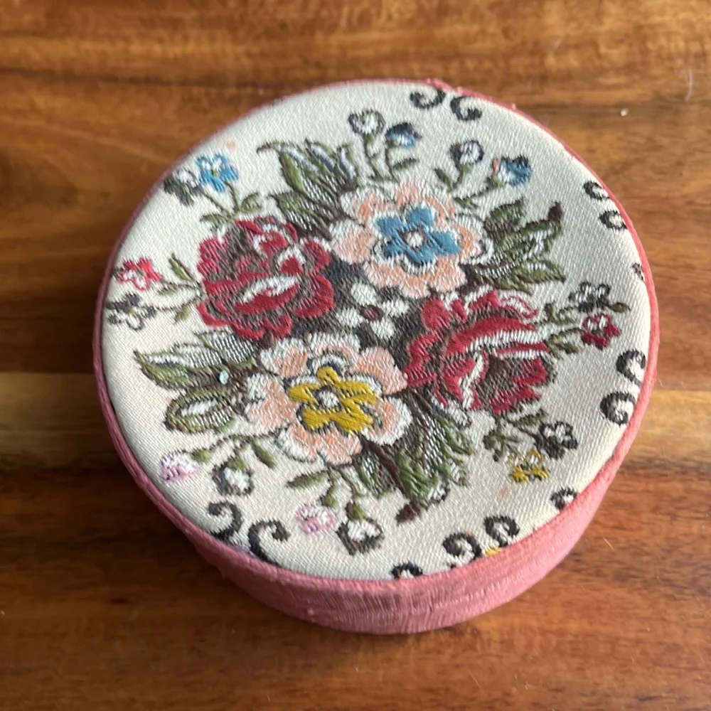Embroidered velvet trinket box made in Italy
